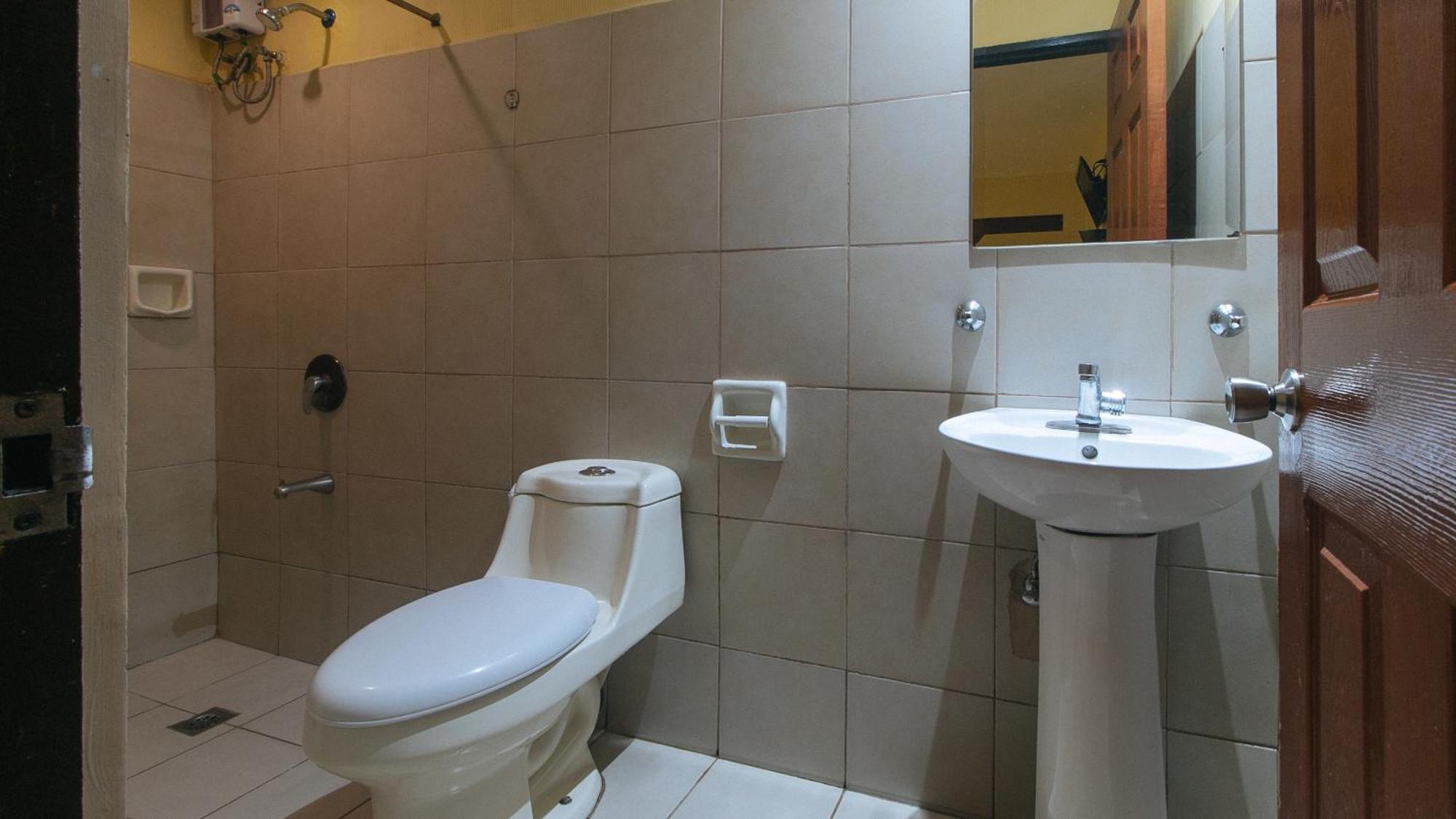 Reddoorz At Comfy Inn Ermita Manila Eksteriør bilde